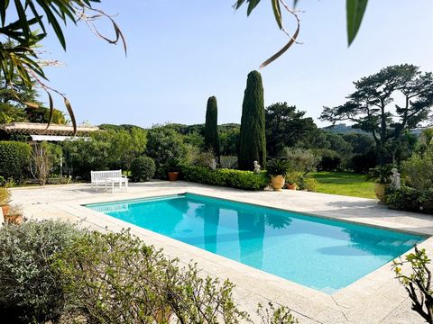 Located close to the famous Canoubiers and Salins beaches and just 5 minutes from the centre of Saint-Tropez.This superb Provencal villa is set in a peaceful, country setting, away from the hustle and bustle of the Tropézien, facing the vineyards. Th...