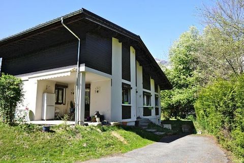 Charming 7-room house located in the Lac aux Houches district. Located on a plot of 1000 m² without vis-à-vis, this house consists of a large entrance hall with dressing room, a toilet. , a dining room with fireplace open access to the garden, a full...