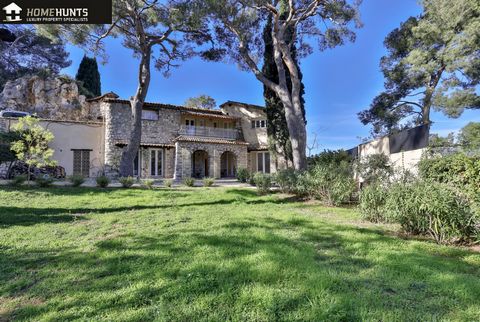 Nice - Observatoire Grande Corniche, overlooking Nice with quick access to major routes to Nice or Monaco. Bright villa, renovated in 2015 and 2023, combining beautiful high ceilings with exposed beams and terracotta floor tiles, it retains its Prove...