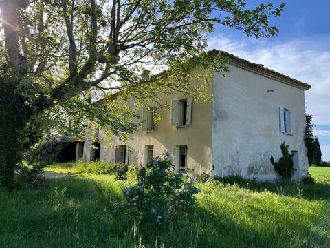 Rare! A property to put in your image! Come and discover this old building 'left in its original state' to be revived according to your tastes, desires and needs. The Mas consists on the ground floor of a surface potential: of approx 160m2, on the 1s...