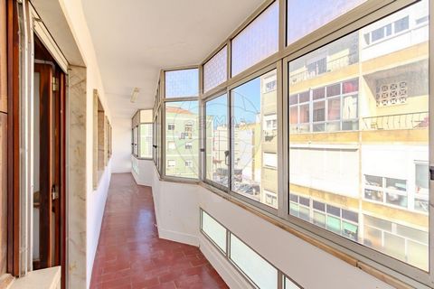 Description T4 in Odivelas next to the remodeled ocean shopping center! With 2 bathrooms, one en suite! Brand new kitchen, large sunroom to accompany bedrooms and living room! Excellent business opportunity, book your visit now!