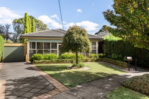Peacefully positioned at the end of a prestigious cul de sac, this classic c1960's single level rendered brick residence's sun-drenched and impressively proportioned dimensions are advantaged by a second frontage on Myrtle Avenue and private northwes...