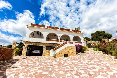 Gepflegte Villa mit Meerblick zu verkaufen in Benissa. Diese schöne Villa steht in La Fustera, Benissa, zum Verkauf. Sie wurde als erste in der Gegend gebaut und liegt ein wenig höher als die anderen Grundstücke. Dadurch bietet sie viel Privatsphäre ...