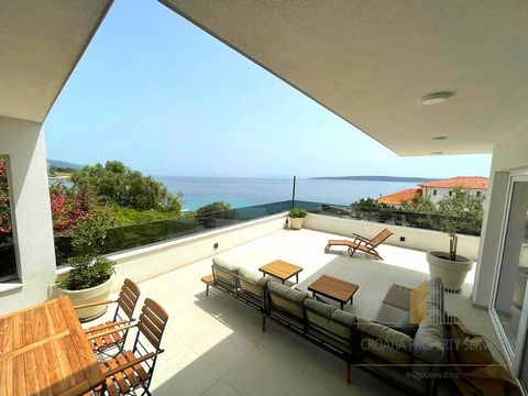 Attractive three-story villa with several apartments and a restaurant, 20 m from the crystal clear sea and beautiful pebble beaches on the island of Hvar. Exclusive location for a peaceful relaxing vacation! This elegant villa consists of a 200 m2 re...