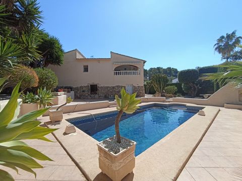 Within wallking distance to amenities, Villa in Moraira, area of Sabatera, renovated in 2010, located on a flat walled plot, with garden. Just 500 m from small shopping center in Tabaira, with supermarket, bars, restaurants and other shops and 2.5 km...