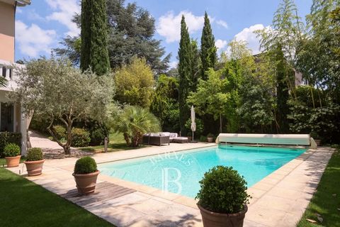 Sainte-Foy-lès-Lyon - Family house with a total floor area of ​​approximately 266 m², lose to all amenities, located in lush greenery on a plot of 1,299 sqm. This house on 3 levels is composed of: On the ground floor of an entrance hall serving an eq...
