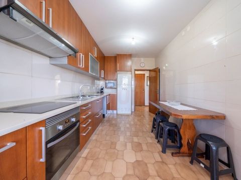 Comfortable and spacious 3 bedroom duplex flat, refurbished, for sale in the City of Cantanhede. The flat has good quality finishes. It has double glazing, central heating, wood burning stove, built-in wardrobes and two balconies with excellent areas...