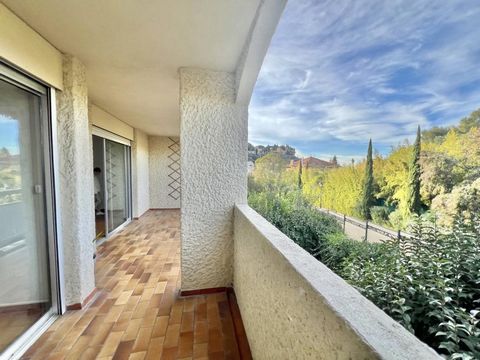 In the heart of the village, in a residence, first floor apartment for sale. Boasting a 14m2 terrace, it offers views of the Château de Cassis. It consists of an entrance living room opening onto terrace, kitchen also opening onto terrace, two bedroo...