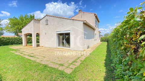 Ref 12507 ME - CARCASSONNE - Close to the city center, quiet and pleasant area less than 1km from all amenities and schools. On a plot of land of 600 m2 entirely enclosed by walls and trees, architect's house of about 154 m2 of living space, good con...