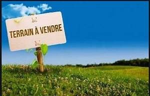 IMMONEW presents you in the town of Le Fresne Poret, 5 minutes from Sourdeval, 20 minutes from Vire, 30 minutes from Flers, in the heart of a village with its local shops, this fully serviced building plot with a surface area of 994 m2 not overlooked...