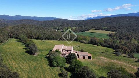 Nestled in the serene landscape of Alt Empordà, this 18th-century rustic country house is a diamond in the rough waiting for your personal touch. Sat on an impressive 110-hectare plot of land, it offers breathtaking mountain views that will steal you...