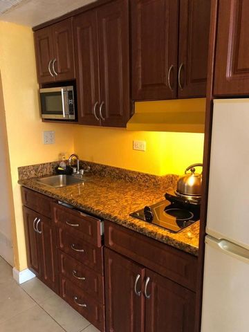 Beautiful ocean view balcony unit, enjoy great amenities, not in the hotel program, short term rentals OK. Close to shopping, Aventura mall, and restaurants! Features: - Furnished - Lift - Balcony