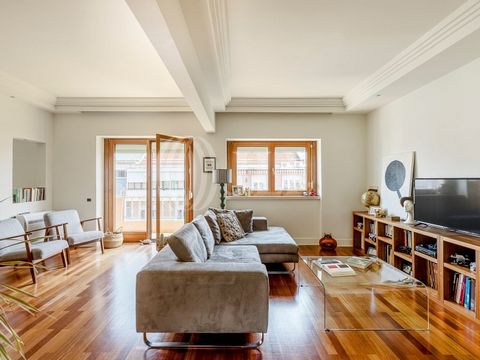 4+1 bedroom apartment with 190 sqm of gross private area and a 12.5 sqm balcony in Estefânia, Lisbon. The apartment features a spacious living and dining room with a total area of 45 sqm, a 24 sqm suite, a kitchen with a dining area of 21.5 sqm, a la...