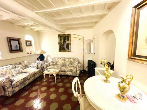 Dans le centre de Rione Monti, à proximité immédiate de la Via Cavour, nous proposons à la vente un appartement caractéristique avec de splendides poutres apparentes dans un immeuble des années 1700. La propriété, en excellent état, se compose d’un s...