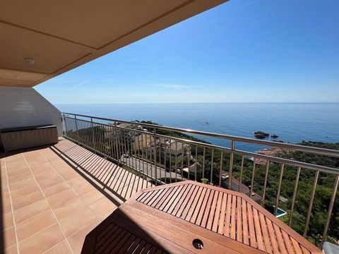 Beautiful and comfortable apartment with unbeatable views of the sea and a large part of the coast, located in a very quiet area of La Volta de l'Ametller. It consists of 2 double bedrooms, 1 complete bathroom, an independent and fully equipped kitch...
