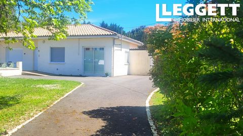 A28527ANS47 - Come and visit this very well maintained single storey house. From the entrance, you access a large living room (42 m²) equipped with a recent pellet stove as well as the equipped kitchen. Two bedrooms, a bathroom, a utility room and an...