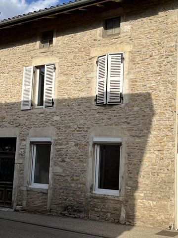01250 TOSSIAT - In the heart of the village close to shops, school, come and discover this charming stone village house. With a living area of 161 m², it consists on the ground floor of a kitchen overlooking the courtyard, a living room, a bathroom a...