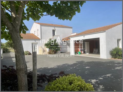 Detached house on enclosed building land of 1508 m2, composed on the ground floor of a large entrance/office open to the living room of approximately 60m2 opening onto a covered south terrace of almost 20m2 and opening onto the semi-independent fitte...