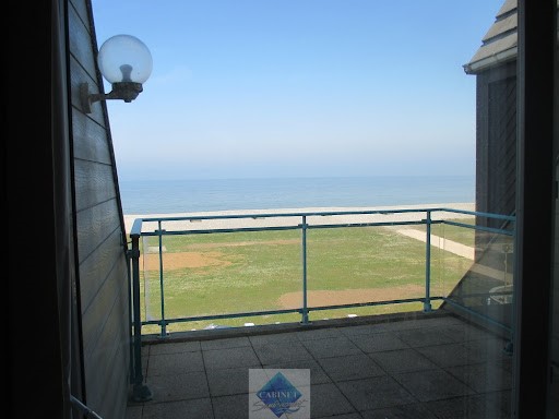 Duplex apartment in good condition located on the third floor, composed of an entrance, living room open to fitted and equipped kitchen with access to the 2 terraces (facing the sea), utility room, laundry room, bathroom with toilet, separate toilet,...