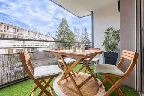 Ref 68108BR: Come and discover this magnificent type 2 apartment located in a secure 2020 residence. It consists of a beautiful living room with open and equipped kitchen, a bedroom, a bathroom and separate toilets. Its beautiful sunny balcony access...