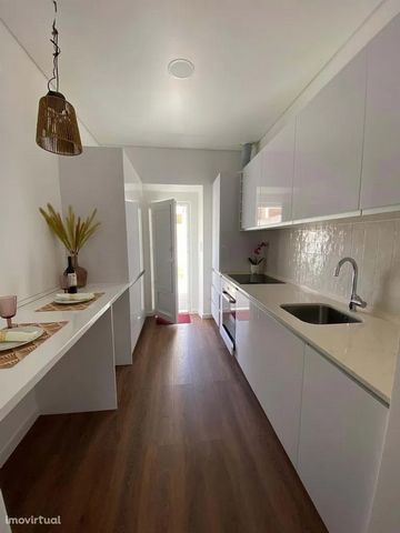 Located in the heart of Pinhal Novo, in the Setúbal region, this single storey villa offers the comfort of a 1 bedroom house with patio. Located in a corner building, completely renovated, which consists of four T1 units, each with its own patio. At ...