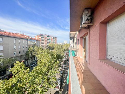 This charming 50-square-meter apartment, located at 390 Carretera Terrassa, Sabadell, presents a unique opportunity in the real estate market. Situated in a privileged area with access to public transportation, schools, shops, services, and hospitals...