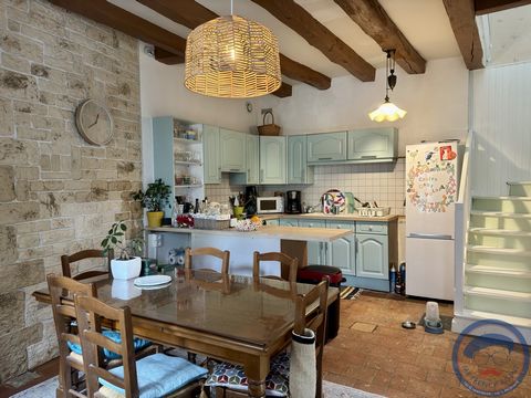 At the gates of Amboise, in the heart of a village, come and discover this beautiful stone house of 98 m2 of living space spread over 2 levels. On the ground floor, you will find a large living room of 25 m2 with an open fitted and equipped kitchen, ...