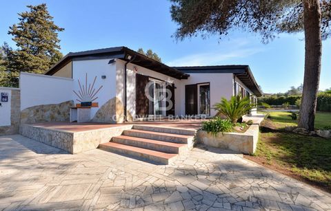 NOVOLI - LECCE - SALENTO In Novoli, in a residential area full of greenery, is available for sale a recently built villa of about 170 sqm with a private garden of 1300 sqm surrounding it on three sides. The villa consists of spacious rooms that visua...