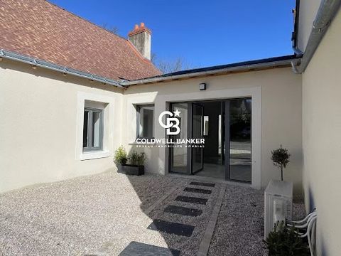 Ideally nestled between Amboise and Montlouis-sur-Loire, 500 meters from the Loire River, this 1890s house has been completely renovated with attention to detail that captivates. From the roof to the window frames, and through all technical aspects, ...