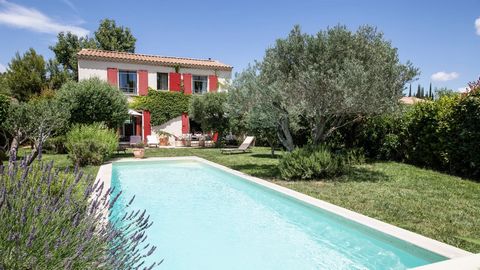 Set in beautiful surroundings in Paradou, just a short walk from the Alpilles and the village centre, this house warmly welcomes you into a relaxed pace of life with a holiday vibe. The accommodation is spread over two floors and comprises, on the gr...