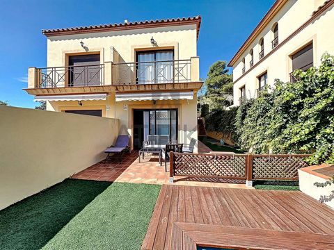 This modern semi-detached house is located in the urbanization of Vallpineda, just 5 minutes from the center of Sitges and its beaches. The house has a private garden of 180 m² with a porch, its own swimming pool and private parking area. On the firs...