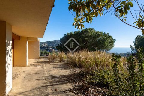 The property is located in the hills of Cabrils, in a quiet area between sea and mountains. Cabrils is a picturesque Mediterranean town known for its variety of restaurants and fantastic sports infrastructure and other amenities for a comfortable fam...