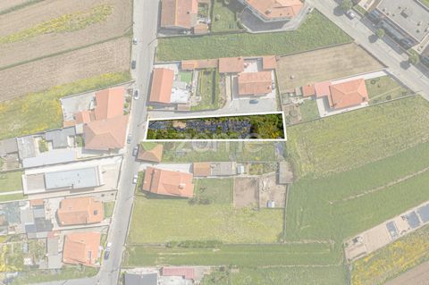 Identificação do imóvel: ZMPT566388 Land for construction by the beach, in Vila Chã, Vila do Conde. Land with 2 lots, located on Praia Street, with an area of 1380m2. Location: 150m walk to Puço Beach; 260m walk to Salitre Restaurant; 750m to Facho E...