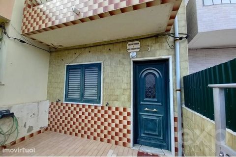 3 bedroom townhouse, with patio and terrace in Setúbal. Sold in its current state of conservation, ideal for investment or to remodel to taste. The property consists of 2 floors and attic: Ground floor: - Entrance hall; -Living room; - Large kitchen ...