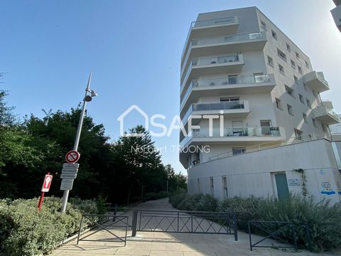 Situé à Issy-les-Moulineaux (92130), cet appartement duplex de 92 m² se trouve dans un écoquartier prisé de 2013, à proximité du parc de l'Île Saint-Germain, commerces, écoles et transports en commun tels que le tram T2, le RER C et le métro ligne 12...