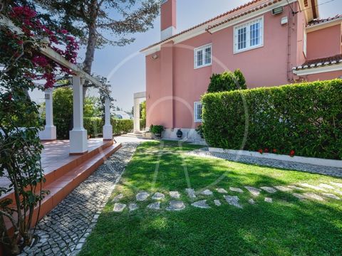 Esta magnífica villa se encuentra en una zona privilegiada de Estoril, a solo 5 minutos a pie de la playa de Tamariz, la estación de tren, tiendas y restaurantes. Insertada en una parcela de 456 metros cuadrados, rodeada de un hermoso jardín con pérg...