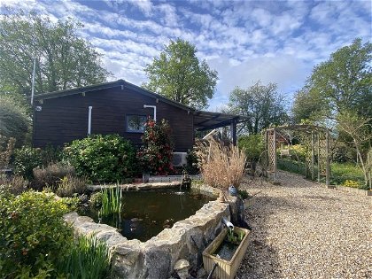 Welcome to this exquisite cabin nestled in stunning gardens, located at 15 minutes from La Souterraine. An absolute haven for tranquility seekers and those yearning for a true retreat oasis. This charming cabin, spanning 35m2, offers a cozy and intim...