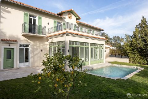Antibes Rostagne area, a few minutes walk from the city center, quiet, open sea view, beautiful property completely renovated with contemporary materials. On the ground floor: bright and large living room overlooking planted garden and swimming pool,...