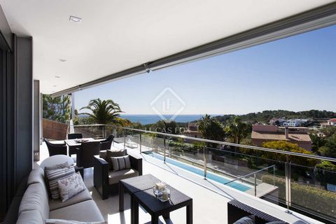 Located on a street in the Can Girona area of Sitges, with the best panoramic views over the green and out to sea, we find this large high-end family home for sale. Sitges centre, with all of its shops and cafes as well as the beach and train station...