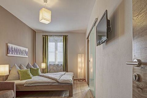 Nasz ekskluzywny apartament jest wyposażony w meble stolarskie, naturalne materiały i drobne drewniane podłogi. Funkcje sprzętu: Przestrzeń dla 2 do 6 osób Opcjonalnie zarezerwowane z 1 lub 2 sypialniami (dopłata za 2 sypialnie wynosi 20,00 euro za n...