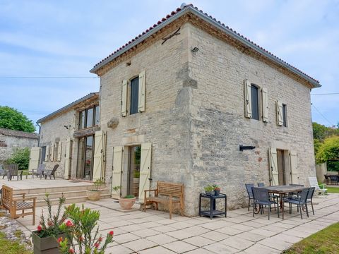 In a charming hamlet of Quercy Blanc, beautiful stone building of about 265m2 with 6 bedrooms. Quietly located with an open view of the plateaus and a plot of 1788 m2. Ground floor: Dining room 32 m2, hallway 1.5 m2, bedroom 12.5 m2, bedroom 10 m2, d...