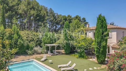 Située à Saint Rémy de Provence, cette maison de 157 m2 datant des années 2000, en très bon état, se trouve à proximité du centre-ville. Vous serez séduit par son jardin arboré et sa fonctionnalité. Au rez-de-chaussée, vous découvrirez une cuisine ou...
