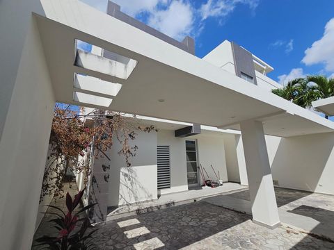 Enjoy Caribbean life in this spacious 2-level home in Cancun's Superblock 12. More than a house, a home: Plot of 267 m² and construction of 286 m² offer you spaciousness and comfort. Two levels perfectly laid out for family life. Ground floor: Welcom...
