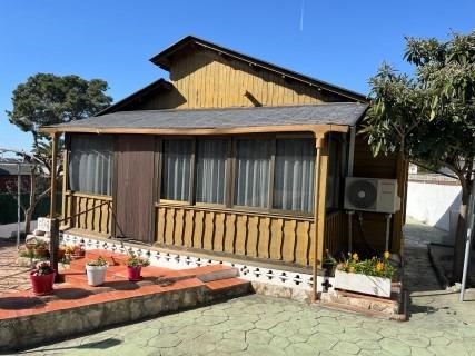 Chalet with 2 bedrooms, full bathroom, kitchenette. Attic, It has a plot of 420 meters, on a flat surface. Barbecue. Ideal for weekends and summers. The house is made of wood, with a hot and cold pump. Fully equipped and very welcoming. Storage room ...