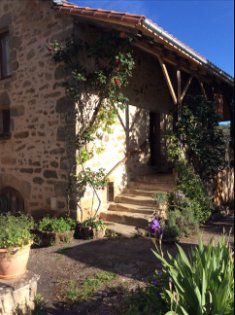 Summary 10 minutes from Figeac, come and discover this charming and old building from the 13th/14th century, steeped in history. In the heart of a listed medieval village, where gardens, streams and historical heritage mingle, you benefit from a scho...