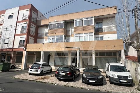 Venez voir ce bel appartement de 3 chambres avec 1 suite et parking, qui est situé dans le meilleur quartier d’Algueirão !! Cet appartement lumineux a toujours été très estimé par son unique propriétaire, qui a fait plusieurs rénovations au fil des a...