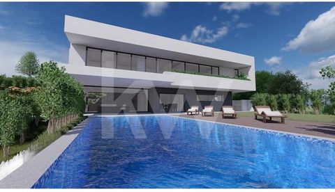 THE OWNER ACCEPTS EXCHANGE FOR A HOUSE IN THE AREAS OF SINTRA, CASCAIS AND OEIRAS Land with 1760m2 in the 1st phase of the renowned condominium BELAS CLUBE CAMPO, with a Project that is already approved by the BCC board with a superb view of the Lake...
