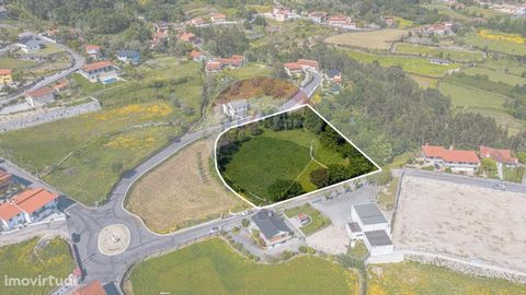 Terrain à vendre à 47 000 €   Terrain situé dans la paroisse de Brunhais - Póvoa de Lanhoso, d’une superficie de 5050 m2 en zone de construction. Excellent pour la construction de plusieurs villas.   POURQUOI choisir RE/MAX pour vous aider à acheter ...