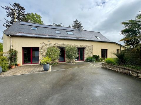 MegAgence Sophie VETTIER, offers you this magnificent Longère with pond located in PIRE-CHANCE 25 minutes from RENNES and 30 minutes from LAVAL On the ground floor: a large fitted and equipped kitchen, a utility room, a warm living room with exposed ...