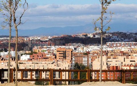 Vende-se um impressionante edifÃ­cio localizado em Madrid, especificamente na zona de Vallecas. Com uma Ã¡rea construÃ­da de 990 mÂ², este imÃ³vel Ã© uma excelente oportunidade de investimento. O edifÃ­cio Ã© composto por 12 apartamentos, cada um com...